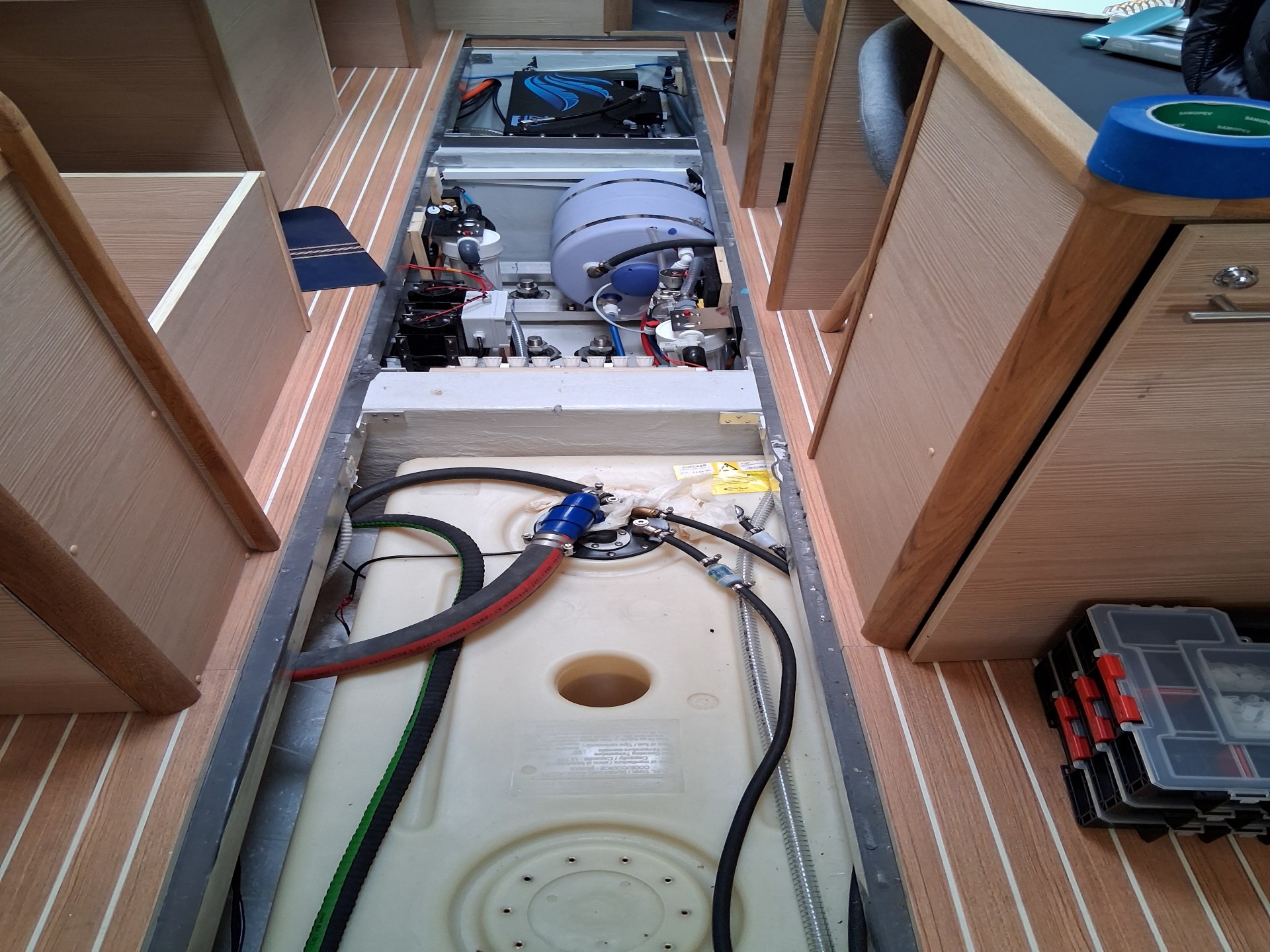 Übersicht der Bilge mit Durchführungen und Verkabelung während der Installation