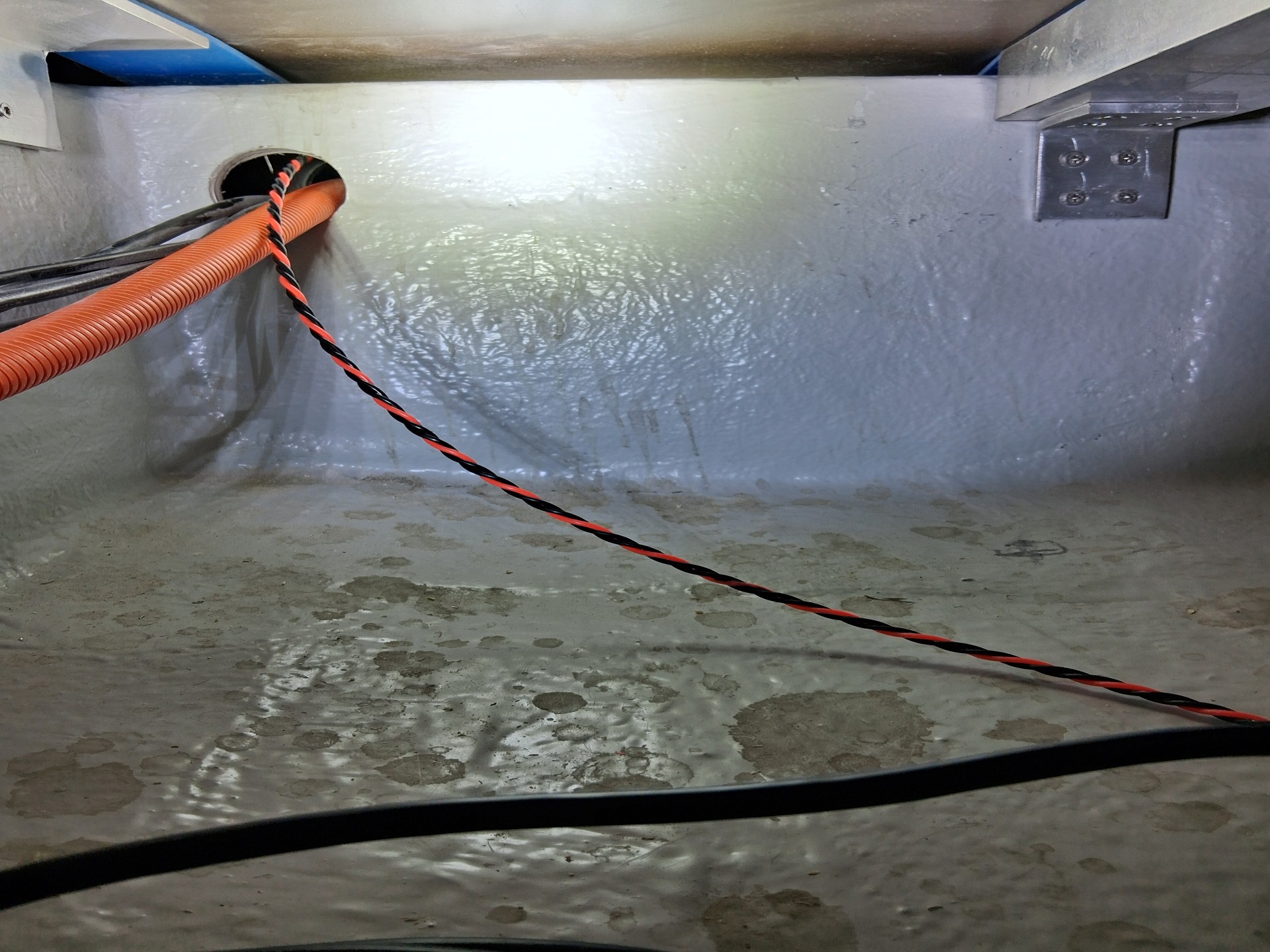 Kabel wird wasserdicht durch den Rumpf geführt