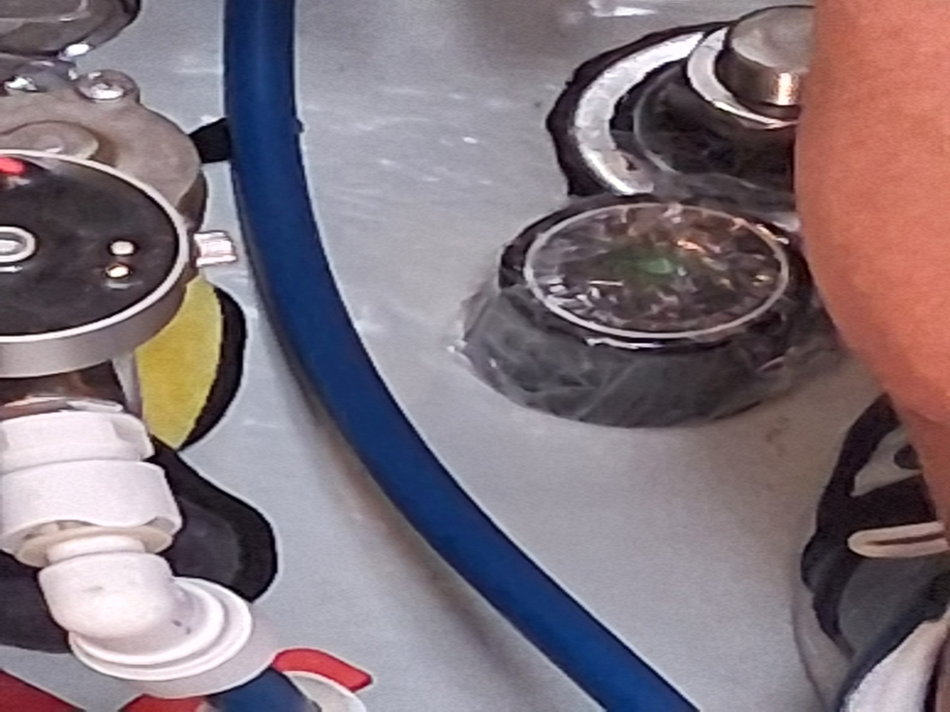 Nahaufnahme eines Transducers, der an der Innenseite des Rumpfs verklebt wird
