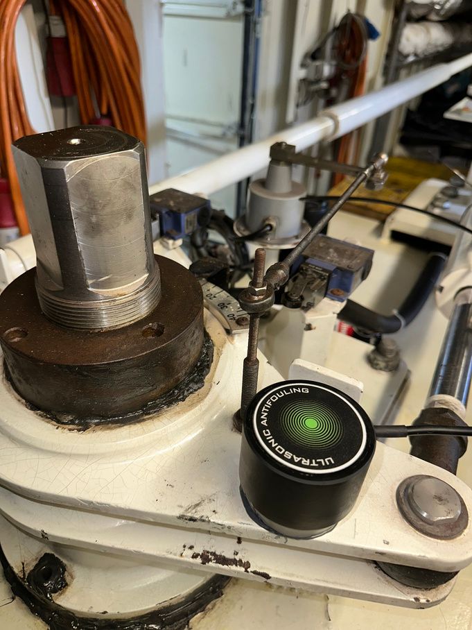 Transducer befestigt in einem Kühlwassereinlassgehäuse